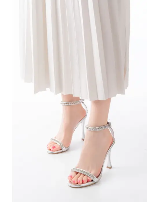 Gümüş Taş Aksesuarlı Platformlu Topuklu Kadın Terlik