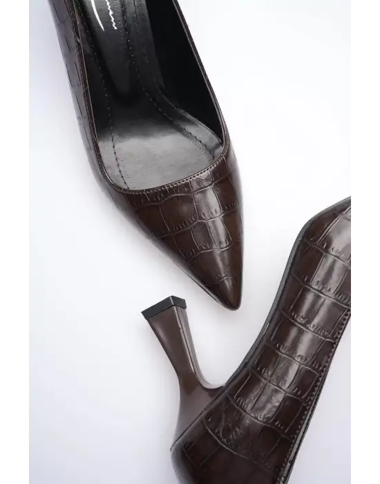 Acı Kahve Kroko Sivri Burun Orta Topuklu Kadın Stiletto TR20MS02G