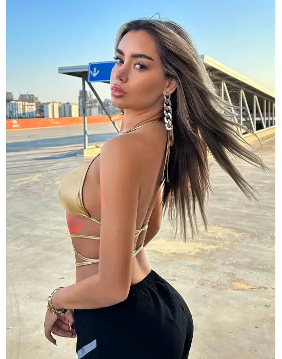 Altın Sarısı Deri Görünümlü Çapraz İpli Bikini Üstü – Bağlamalı, Seksi Ve Parlak