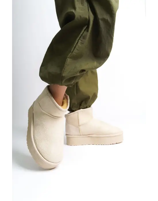 Amelıa Bağcıksız Düz Ve Kalın Taban İçi Kürklü Kısa Süet Kadın Bot  Kt - Krem