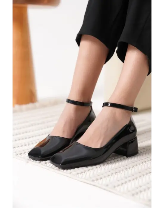 Arilla Siyah Rugan Kadın Topuklu Ayakkabı