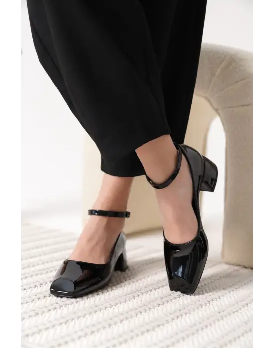 Arilla Siyah Rugan Kadın Topuklu Ayakkabı