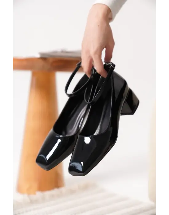 Arilla Siyah Rugan Kadın Topuklu Ayakkabı