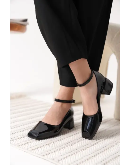 Arilla Siyah Rugan Kadın Topuklu Ayakkabı