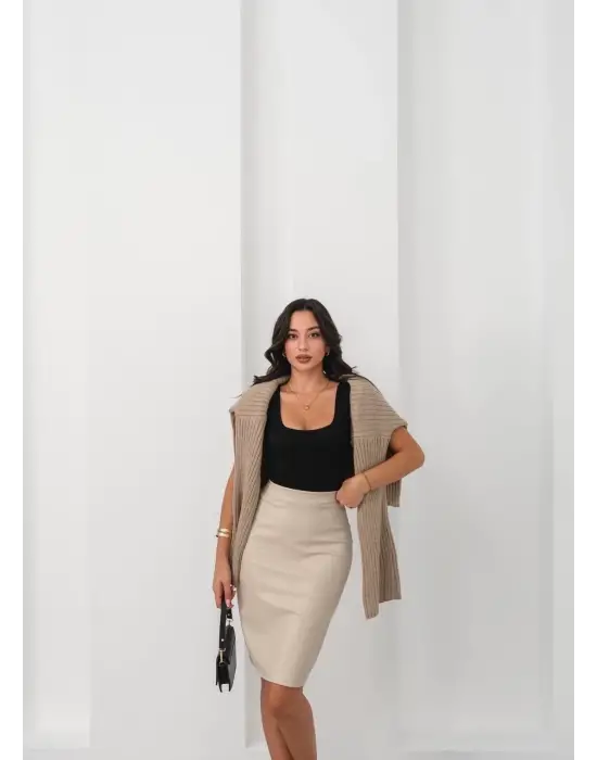 Arkadan Yırtmaçlı Kalem Etek Bej