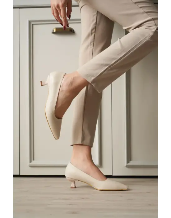 Bej Kadın Günlük Kısa Topuklu Stiletto Ayakkabı TR20MS03B