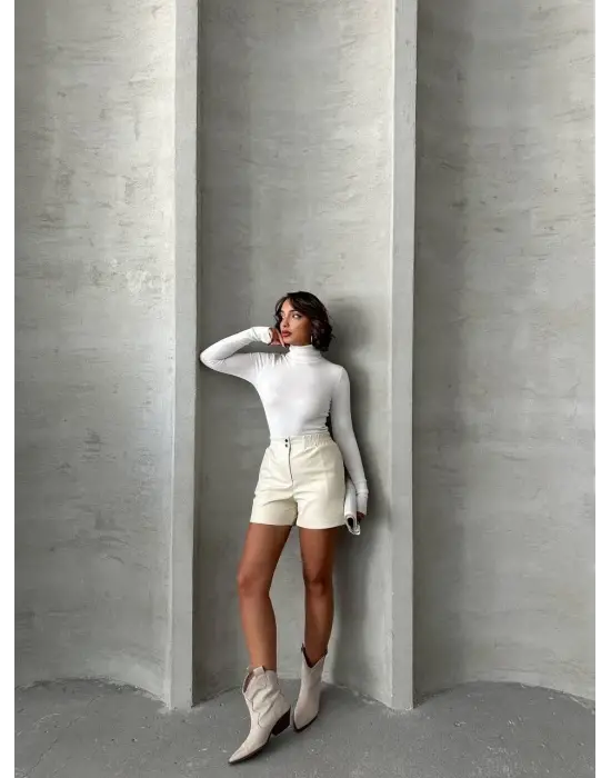 Beli Lastikli Çıtçıtlı Deri Şort Krem W241007