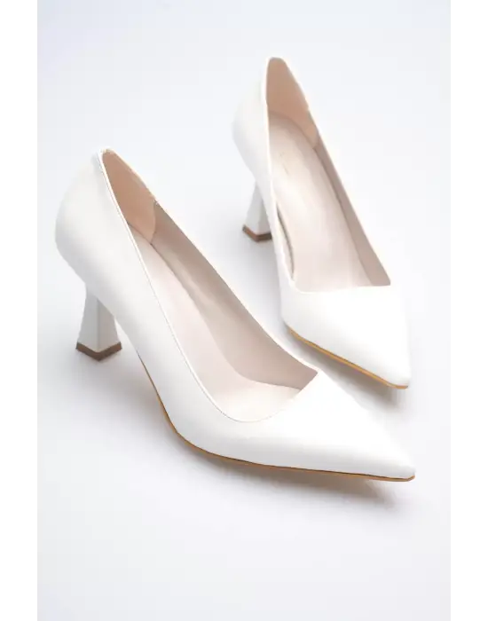 Beyaz Sivri Burun Orta Topuklu Kadın Stiletto TR20MS02B