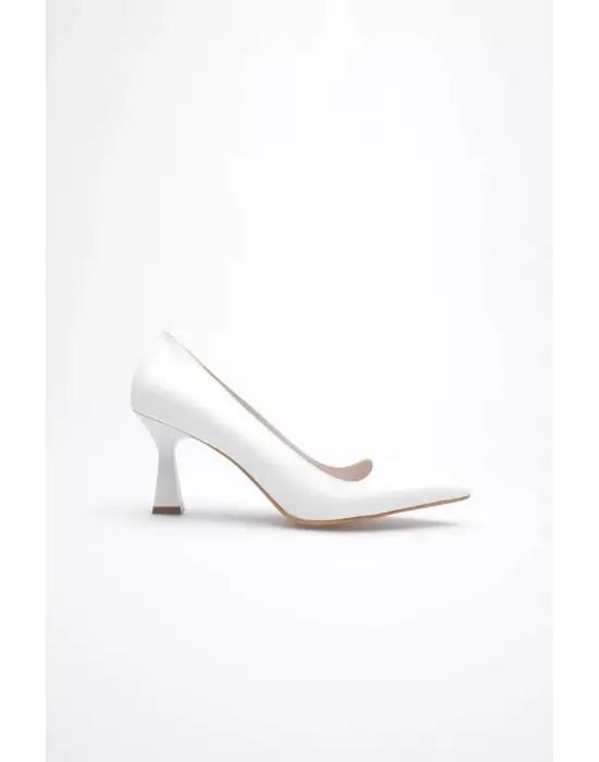 Beyaz Sivri Burun Orta Topuklu Kadın Stiletto TR20MS02B