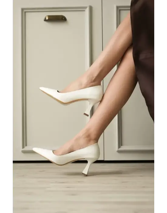 Beyaz Sivri Burun Orta Topuklu Kadın Stiletto TR20MS02B