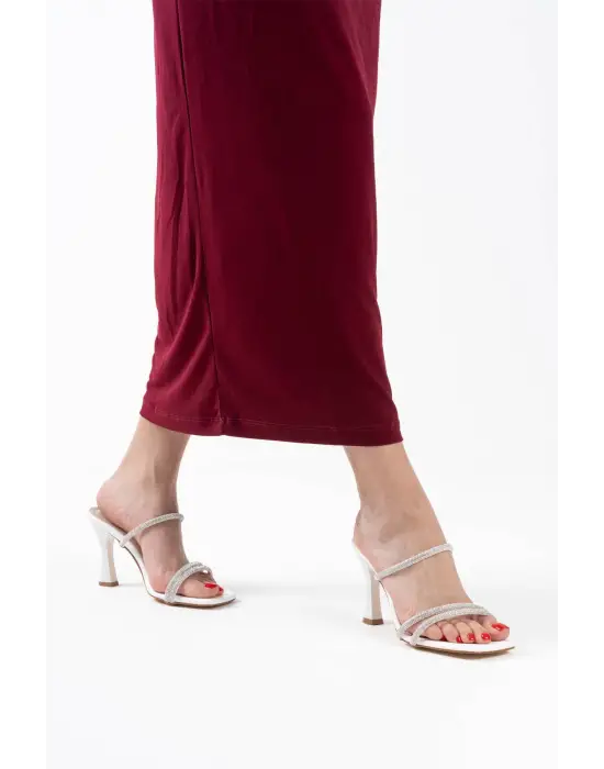 Beyaz Taşlı İnce Bantlı Kadın Topuklu Terlik TR20MY01B