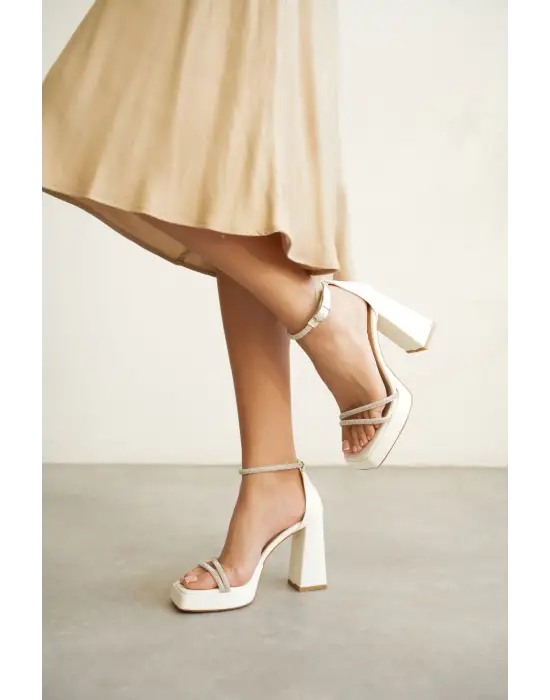 Kadın Beyaz Topuklu Sandalet TR12MY01B