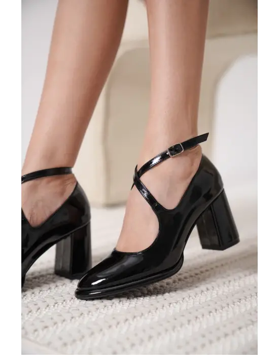 Cali Siyah Rugan Kadın Topuklu Ayakkabı