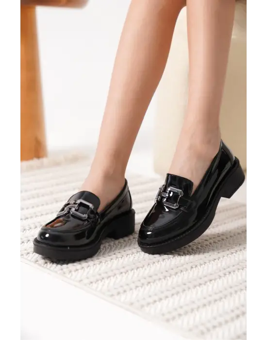 Caro Kadın Rugan Siyah Gümüş Tokalı Loafer