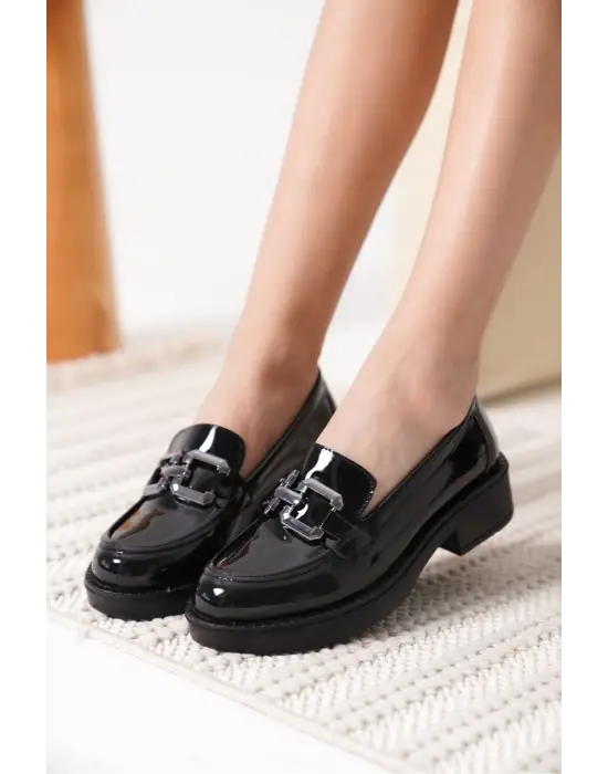 Caro Kadın Rugan Siyah Gümüş Tokalı Loafer