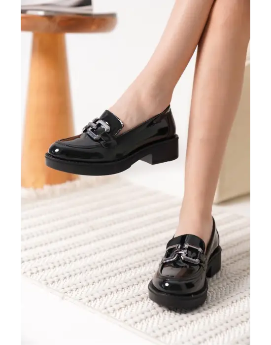 Caro Kadın Rugan Siyah Gümüş Tokalı Loafer