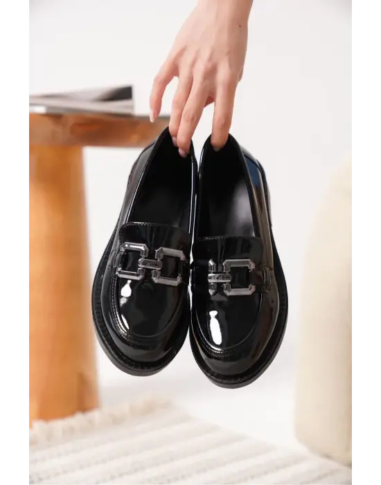 Caro Kadın Rugan Siyah Gümüş Tokalı Loafer