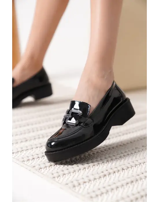 Caro Kadın Rugan Siyah Gümüş Tokalı Loafer