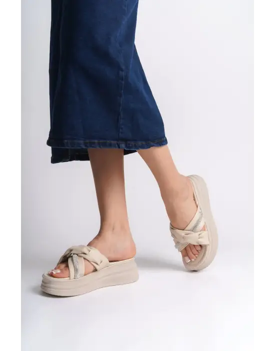 Clara Düz Topuklu Kurdele Desenli Taşlı Kalın Ve Ortopedik Taban Kadın Terlik  Kt - Krem