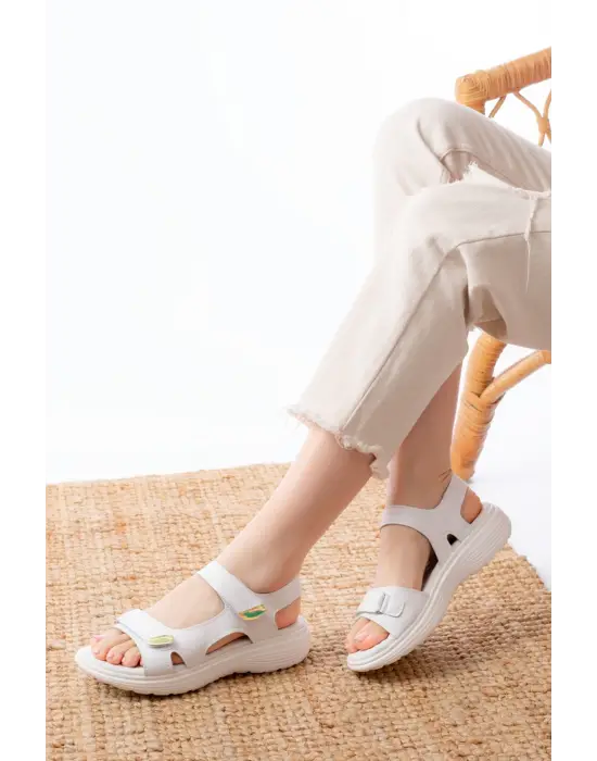DM-363  Beyaz Baret Cırtlı Dikişli Günlük Kadın Sandalet