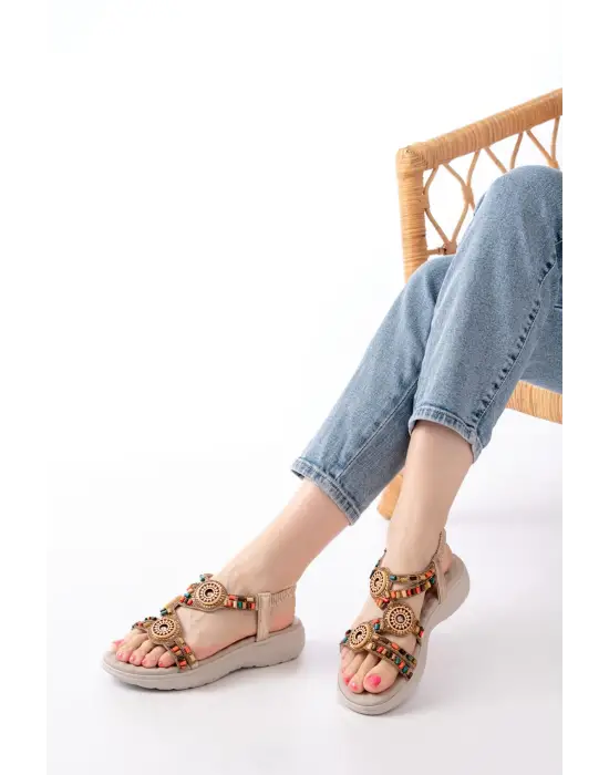 Bej Taşlı Desenli Arka Lastikli Günlük Kadın Sandalet