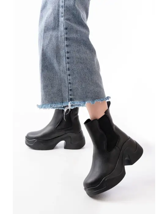 Siyah Yüksek Tabanlı Lastikli Günlük Kadın Bot