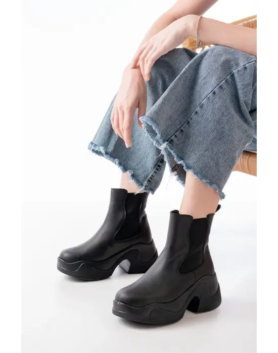 Siyah Yüksek Tabanlı Lastikli Günlük Kadın Bot