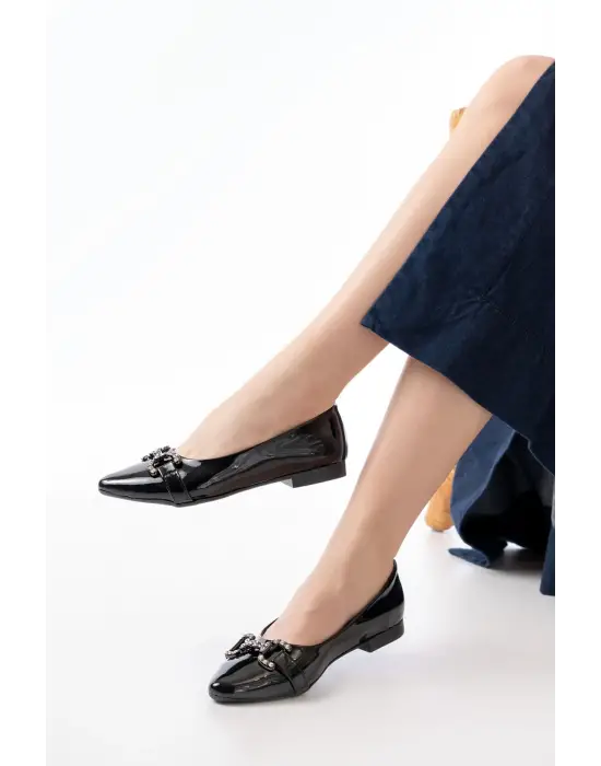 İNF-133 Siyah Rugan Taşlı Tokalı Günlük Kadın Babet