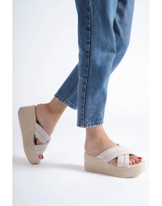 Joymıx Dolgu Topuklu Ortopedik Taban Hasır Görünümlü Kadın Terlik Kt - Krem