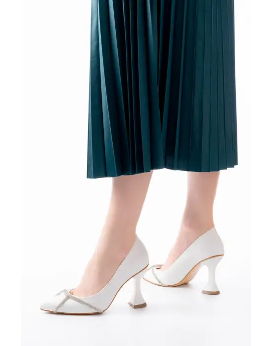 Beyaz Günlük Sarmal Taşlı Topuklu Kadın Ayakkabı