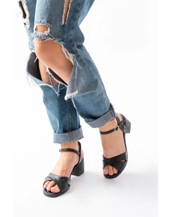 K-11 Siyah Günlük Çapraz Topuklu Kadın Sandalet