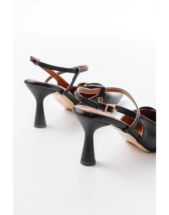 K-6722 Siyah Cilt Toka Detaylı Sivri Burun Kadın Ayakkabı