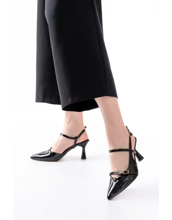 K-6722 Siyah Rugan Toka Detaylı Sivri Burun Kadın Ayakkabı