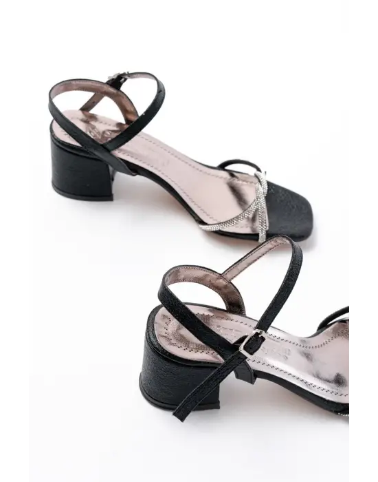 Kadın Siyah İnce Sarmal Bantlı Topuklu Ayakkabı