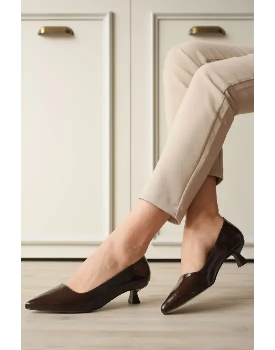 Kadın Acı Kahve Kırışık Rugan Kısa Topuklu Stiletto Ayakkabı TR20MS03D