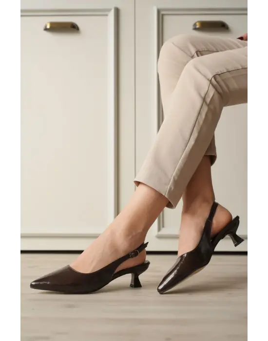 Kadın Acı Kahve Kırışık Rugan Sivri Burun Slingback Kısa Topuklu Ayakkabı TR20MS04D