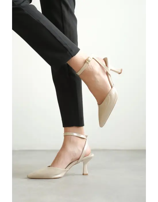 Kadın Bej Rugan Topuklu Ayakkabı TR03MS02C