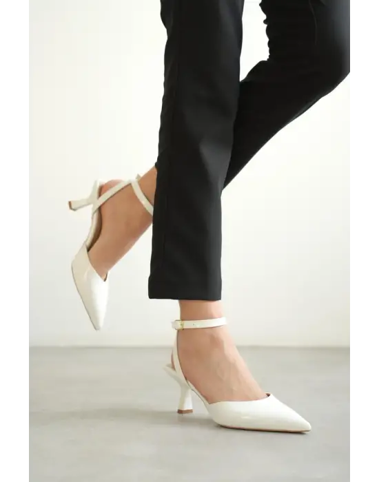 Kadın Beyaz Rugan Topuklu Ayakkabı TR03MS02B