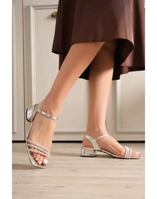 Kadın Gümüş Taş Detaylı Kalın Topuklu Şık Sandalet TR20MY26E