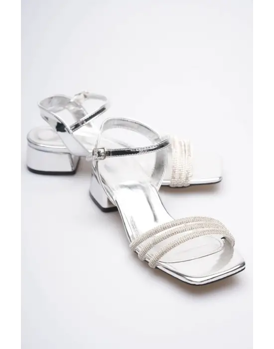 Kadın Gümüş Taş Detaylı Kalın Topuklu Şık Sandalet TR20MY26E
