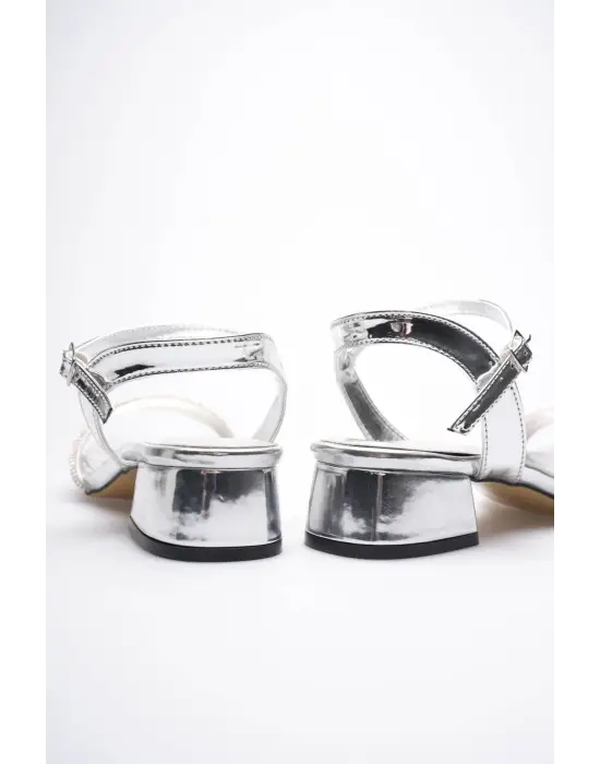 Kadın Gümüş Taş Detaylı Kalın Topuklu Şık Sandalet TR20MY26E