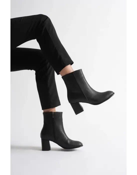 Kadın Kışlık Siyah Kalın Topuklu Bot TR12MK04A