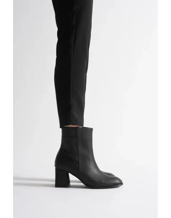 Kadın Kışlık Siyah Kalın Topuklu Bot TR12MK04A