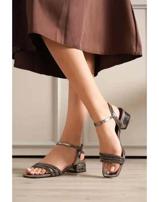 Kadın Platin Taş Detaylı Kalın Topuklu Şık Sandalet TR20MY26G