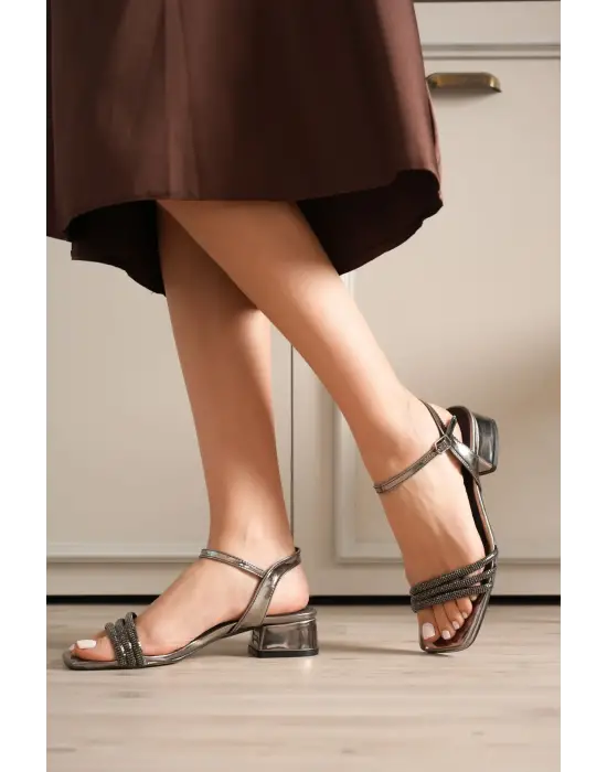 Kadın Platin Taş Detaylı Kalın Topuklu Şık Sandalet TR20MY26G