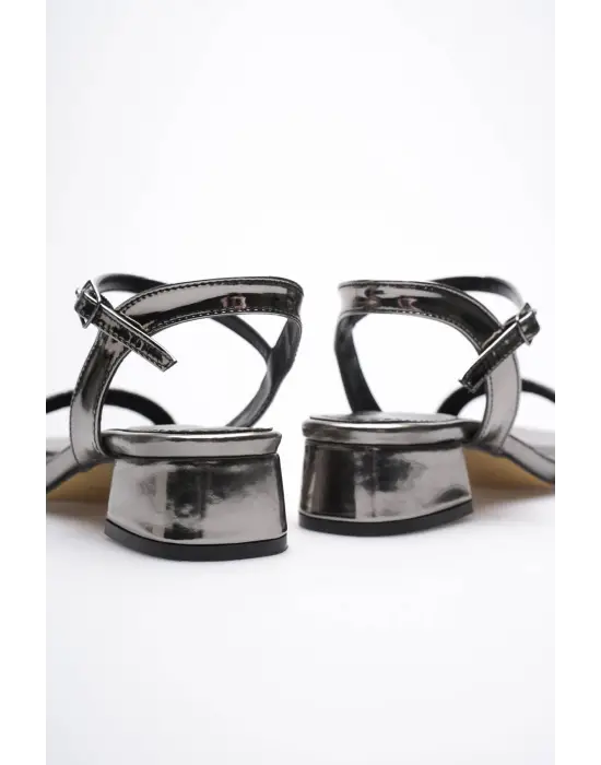 Kadın Platin Taş Detaylı Kalın Topuklu Şık Sandalet TR20MY26G