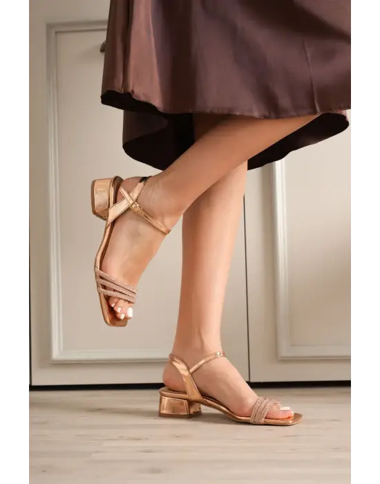 Kadın Rose Gold Taş Detaylı Kalın Topuklu Şık Sandalet TR20MY26F