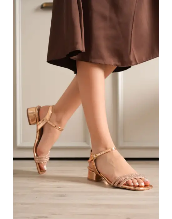 Kadın Rose Gold Taş Detaylı Kalın Topuklu Şık Sandalet TR20MY26F