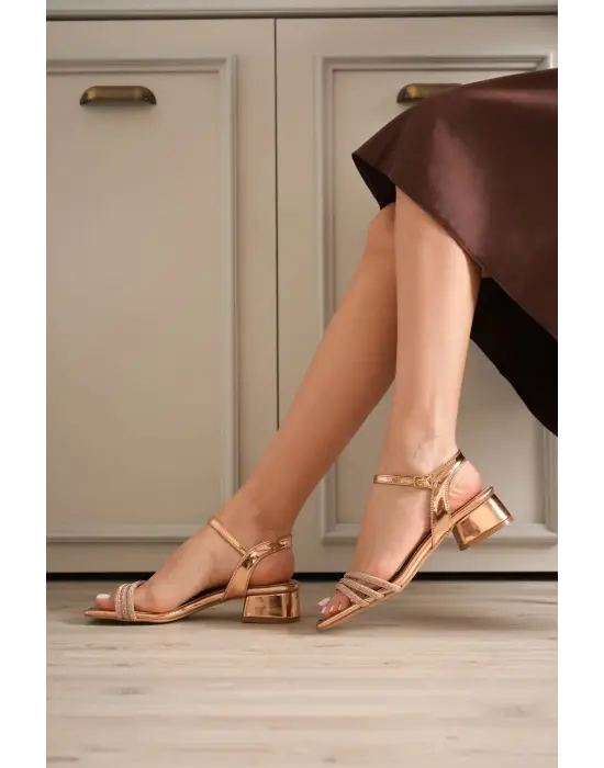 Kadın Rose Gold Taş Detaylı Kalın Topuklu Şık Sandalet TR20MY26F