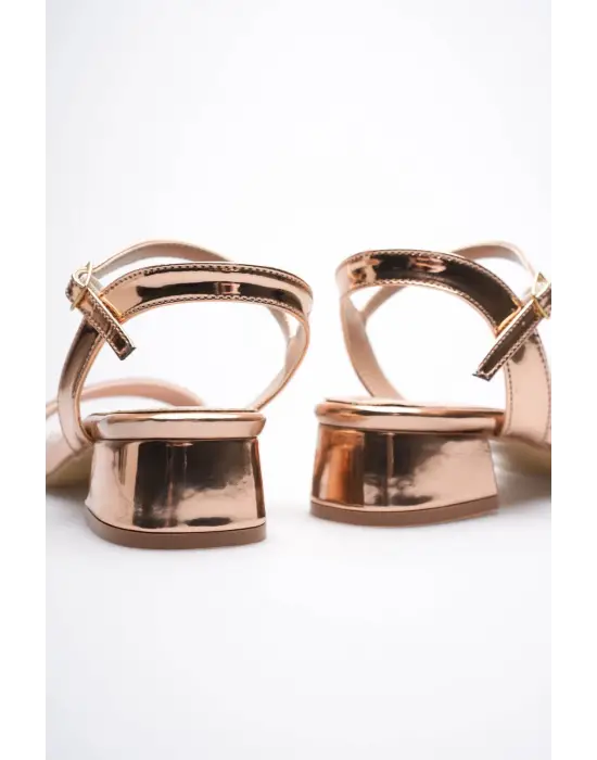 Kadın Rose Gold Taş Detaylı Kalın Topuklu Şık Sandalet TR20MY26F